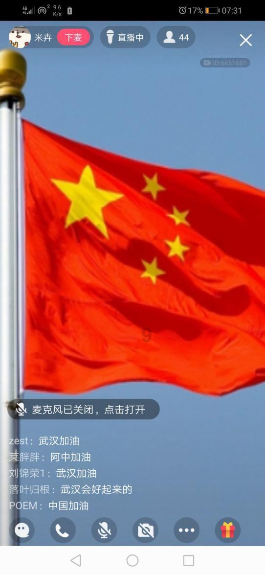 山西方山:儿童燃放烟花引燃车辆,消防员及时扑救